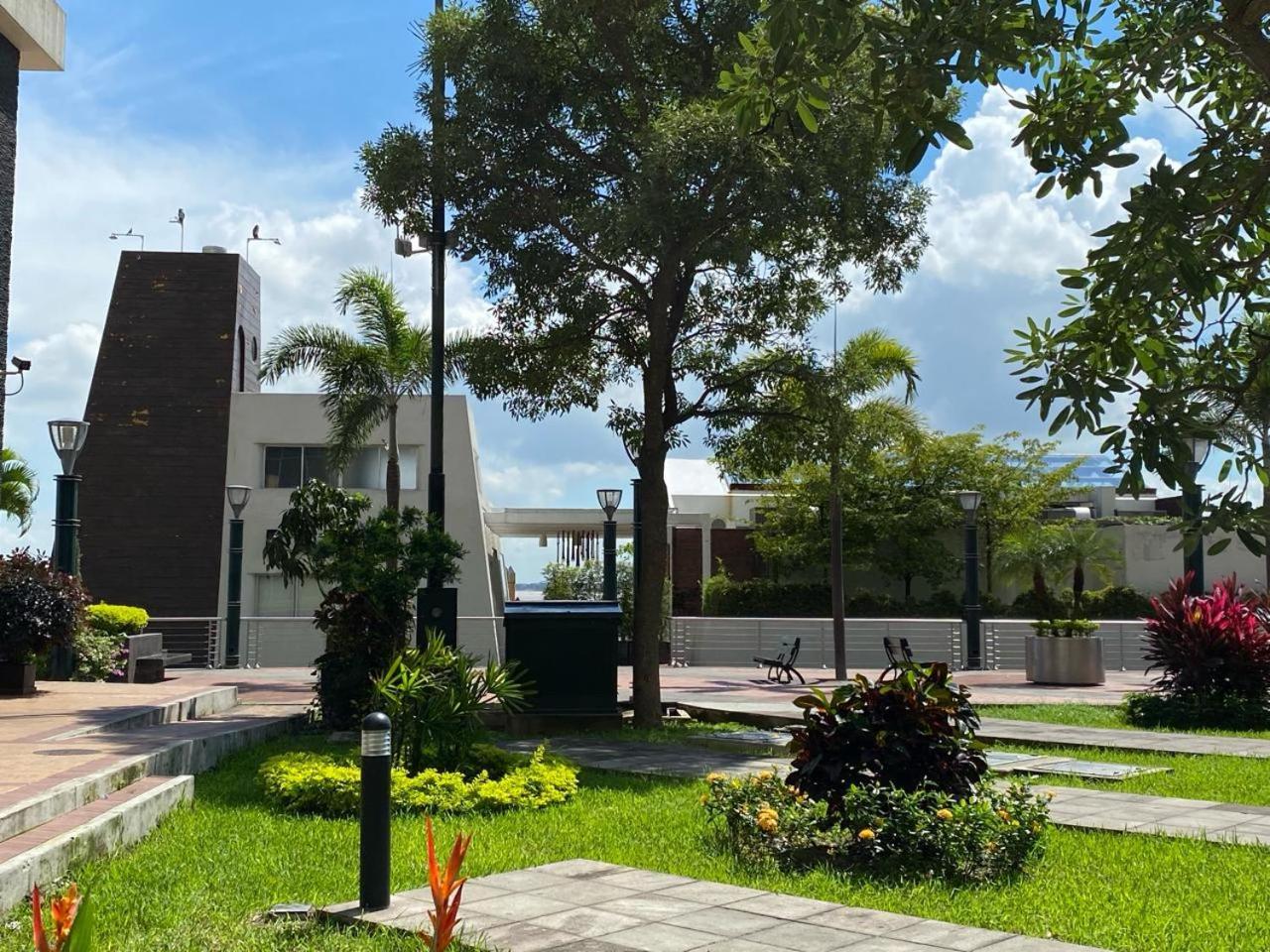 Puerto Santa Ana, Torres Bellini, 2 Dormitorios, Parqueo Guayaquil
